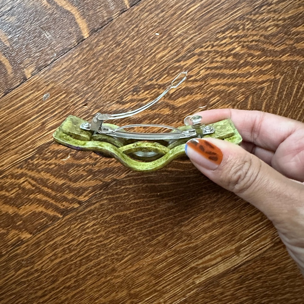 Vintage 90s Green Marbled Barrette – Sculptural Wave Hair Clip - Picture 6 of 6